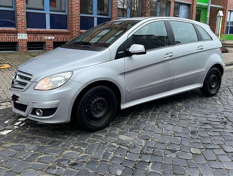 Silber Gebraucht 2011 Mercedes B180 Van / Kleinbus | 3.200 € (Guter Preis) - Bild 1/4
