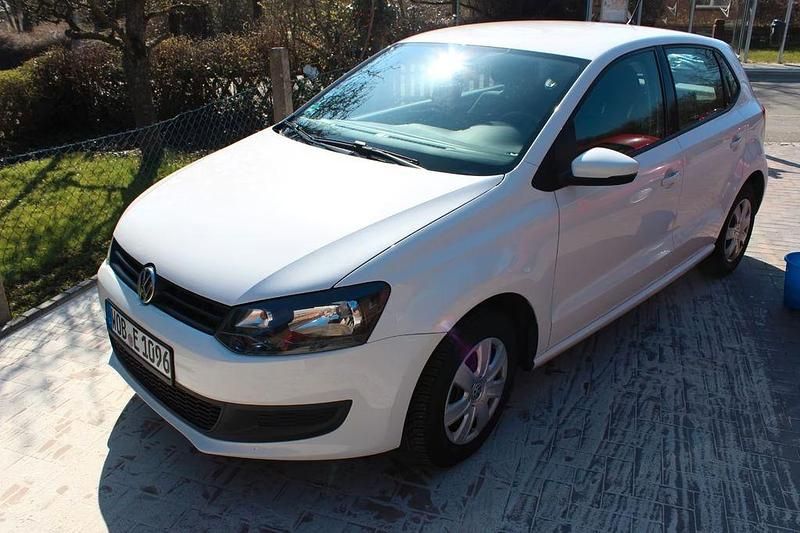 Weiß Gebraucht 2014 VW Polo Trendline Limousine | 5.400 € (Fairer Preis) - Bild 1/4