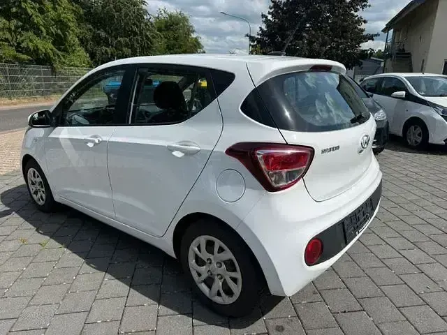 Gebraucht Hyundai i10 Trend 67 PS (49 kW) 2019 Weiß Kleinwagen