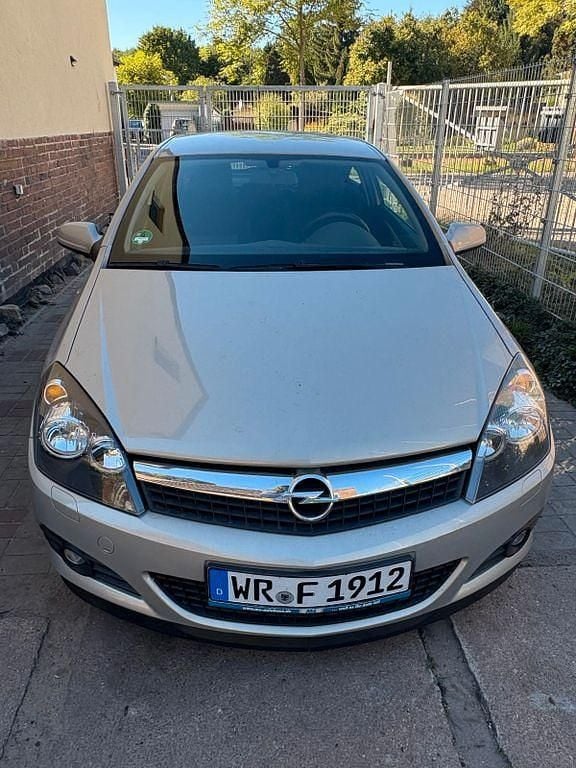 Grau Gebraucht 2010 Opel Astra GTC Coupé | 6.500 € (Fairer Preis) - Bild 1/4