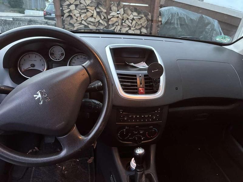 Gebraucht Peugeot 206 Basis 73 PS (53 kW) 2011 Grau Kleinwagen