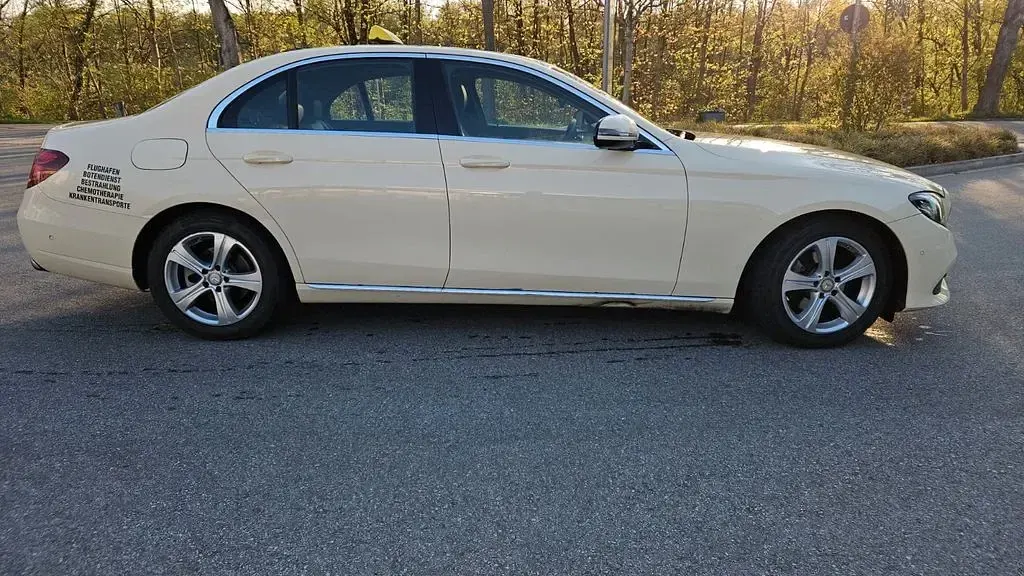 Gebraucht Mercedes E220 194 PS (142 kW) 2016 Beige Limousine
