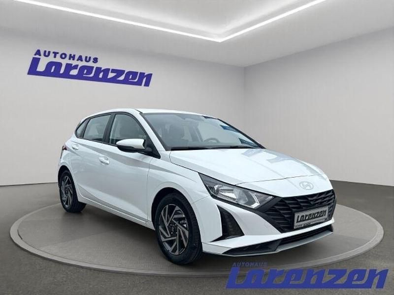 Gebraucht Hyundai i20 Select 84 PS (61 kW) 2024 Atlas white / sol (weiss) Limousine