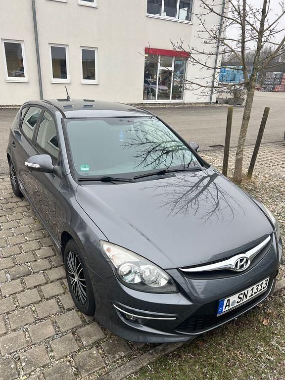 Grau Gebraucht 2011 Hyundai i30 Edition Limousine | 3.400 € (Fairer Preis) - Bild 1/4