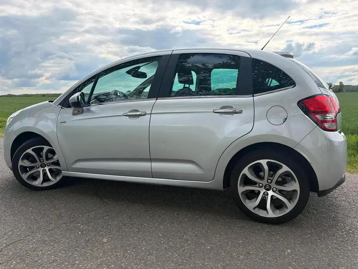 Usado Citroën C3 Exclusive 120 CV (88 kW) 2011 Plateado Utilitario