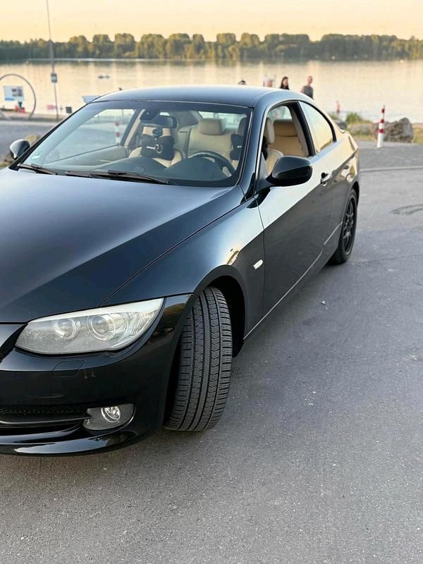 Gebraucht BMW 320 170 PS (125 kW) 2010 Schwarz Coupé