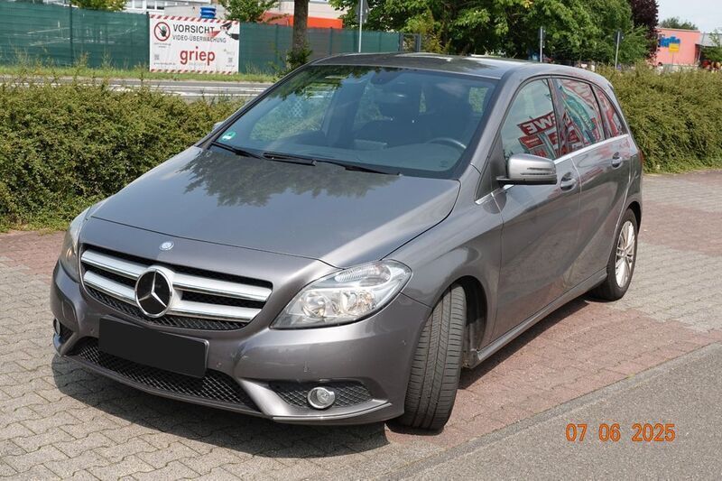 Grau Gebraucht 2014 Mercedes B180 Sport Van / Kleinbus | 12.500 € (Fairer Preis) - Bild 1/4