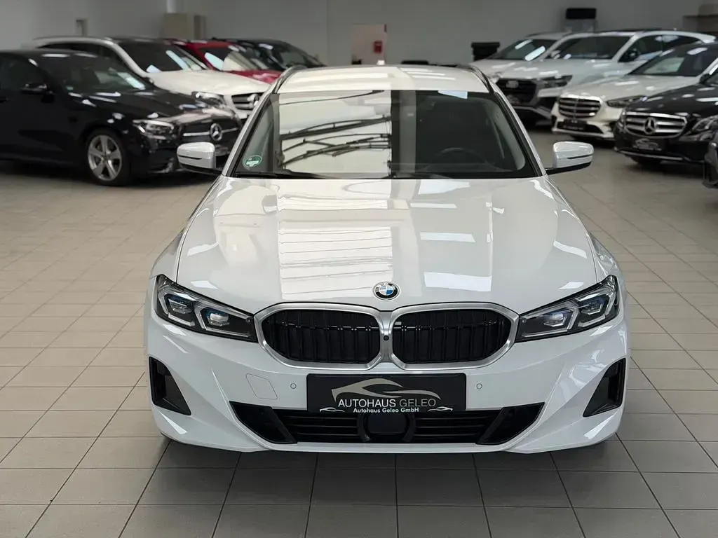 Gebraucht BMW 330 Sport Line 286 PS (210 kW) 2023 Weiß Kombi