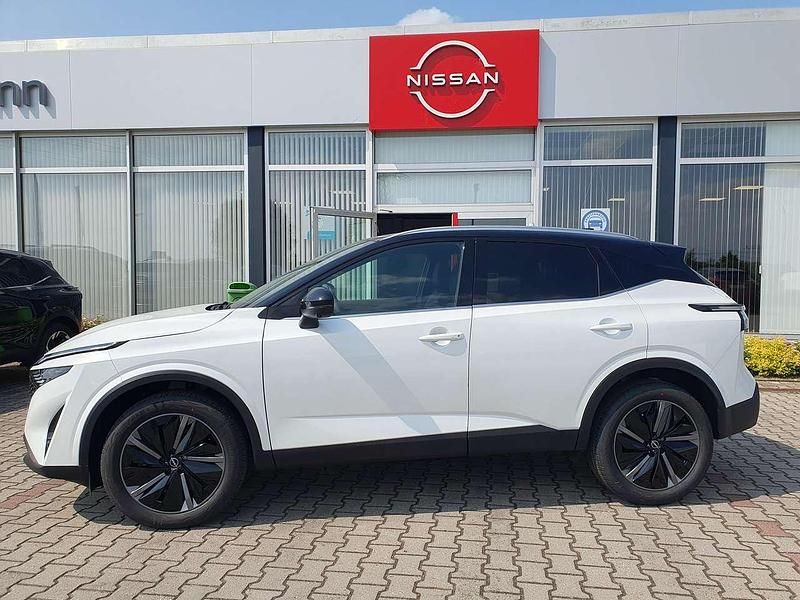 Neu Nissan Qashqai Tekna 158 PS (116 kW) 2025 Pearl white/black SUV