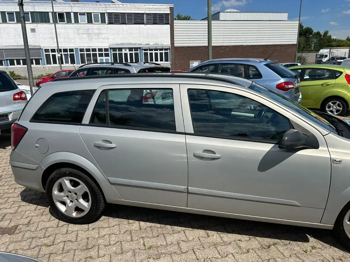 Gebraucht Opel Astra Edition 105 PS (77 kW) 2007 Gold Kombi