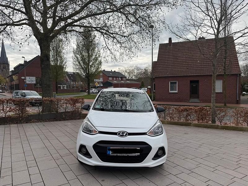 Gebraucht Hyundai i10 67 PS (49 kW) 2016 Weiß Kleinwagen