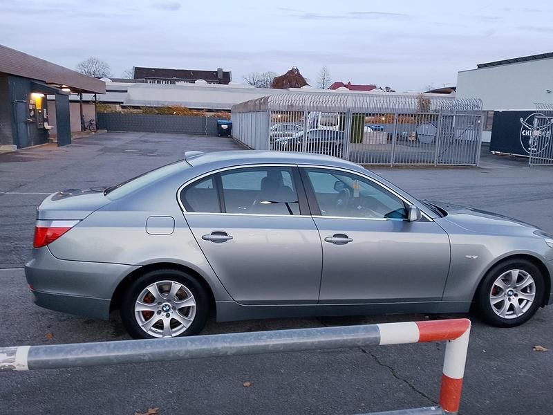 Gebraucht BMW 523 170 PS (125 kW) 2007 Silber Limousine