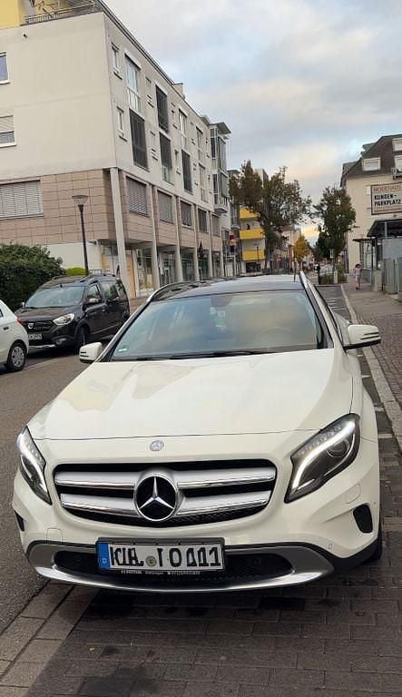 Weiß Gebraucht 2015 Mercedes GLA200 AMG line SUV | 14.500 € (Guter Preis) - Bild 1/4