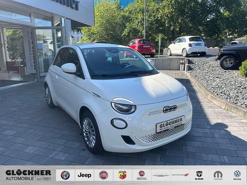 Weiß Gebraucht 2023 Fiat 500e Basis Kleinwagen | 25.990 € (Teuer) - Bild 1/4