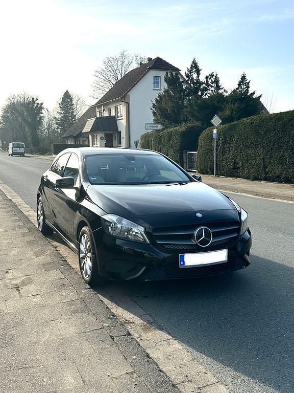 Gebraucht Mercedes A180 109 PS (80 kW) 2014 Schwarz Limousine