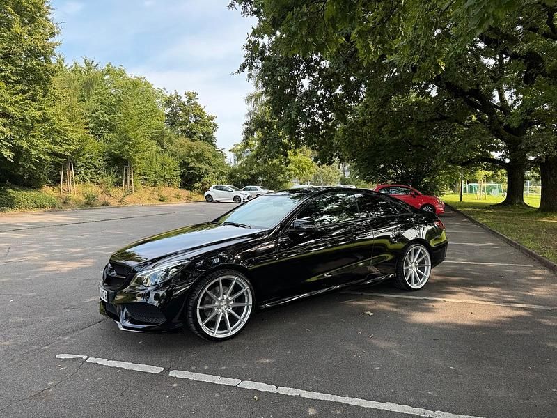 Schwarz Gebraucht 2016 Mercedes E200 AMG Coupé | 24.500 € (Superpreis) - Bild 1/4