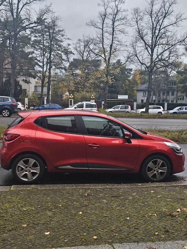 Rot Gebraucht 2016 Renault Clio IV Kleinwagen | 12.200 € (Etwas zu teuer) - Bild 1/4