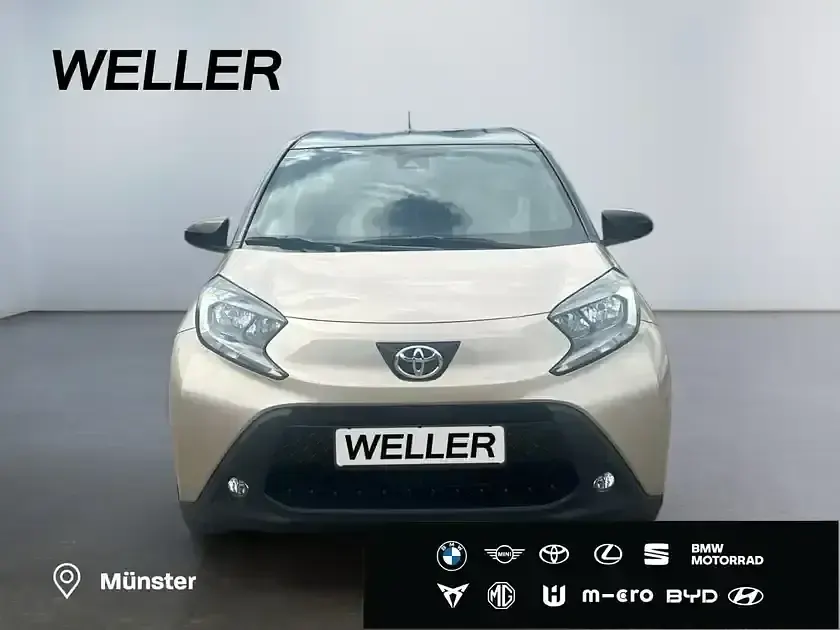 Gebraucht Toyota Aygo 72 PS (52 kW) 2023 Ginger beige metallic / dach mysticschwarz mica Kleinwagen