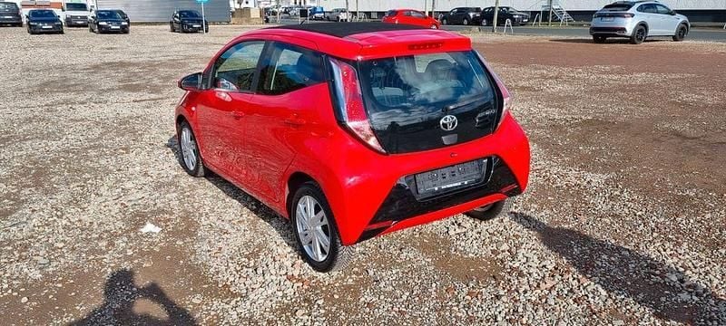 Gebraucht Toyota Aygo 69 PS (50 kW) 2015 Rot Kleinwagen