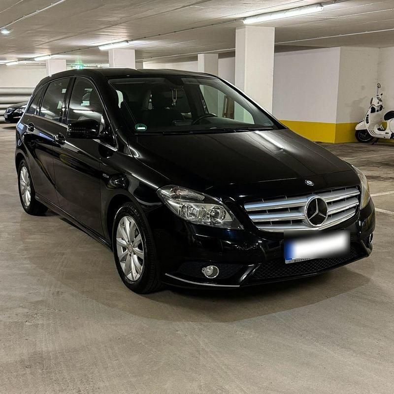 Schwarz Gebraucht 2012 Mercedes B180 Van / Kleinbus | 8.900 € (Guter Preis) - Bild 1/4
