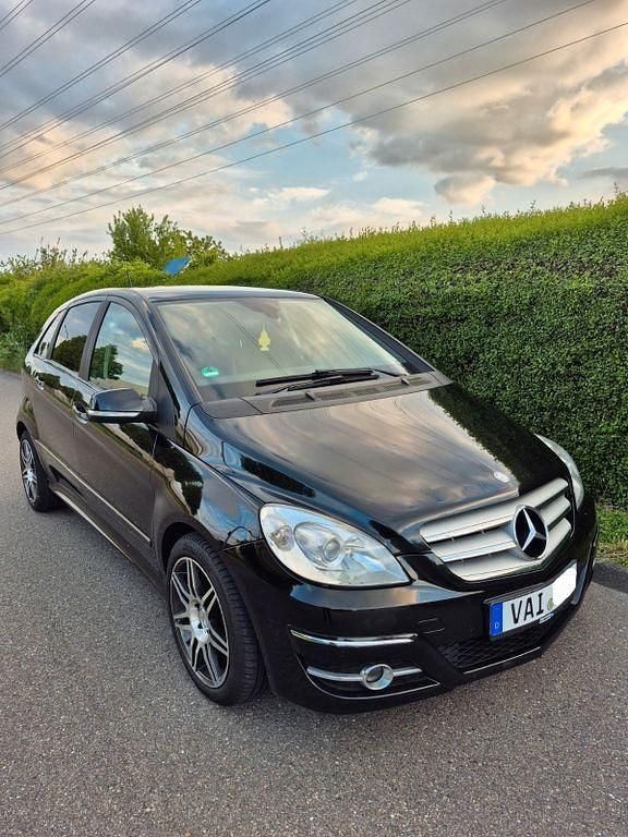 Schwarz Gebraucht 2010 Mercedes B180 Van / Kleinbus | 6.900 € (Fairer Preis) - Bild 1/4