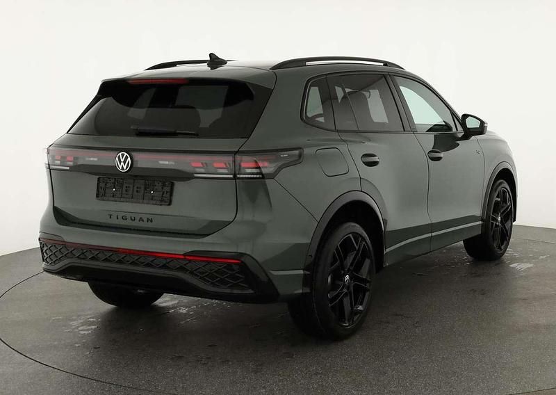 Gebraucht VW Tiguan R-line 265 PS (194 kW) 2025 Cipressino grün metallic SUV