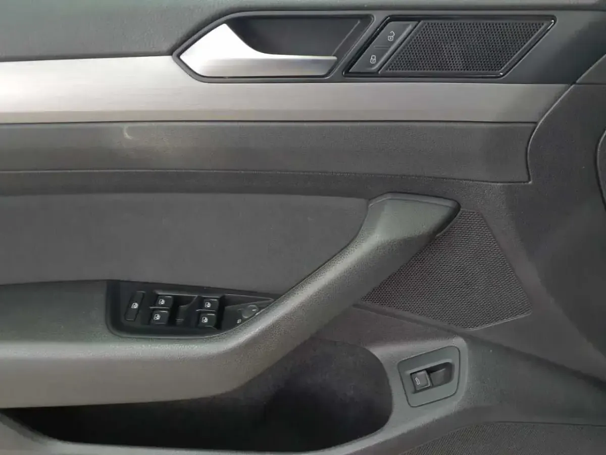 Gebraucht VW Passat Conceptline 150 PS (110 kW) 2022 Scale silver metallic Kombi