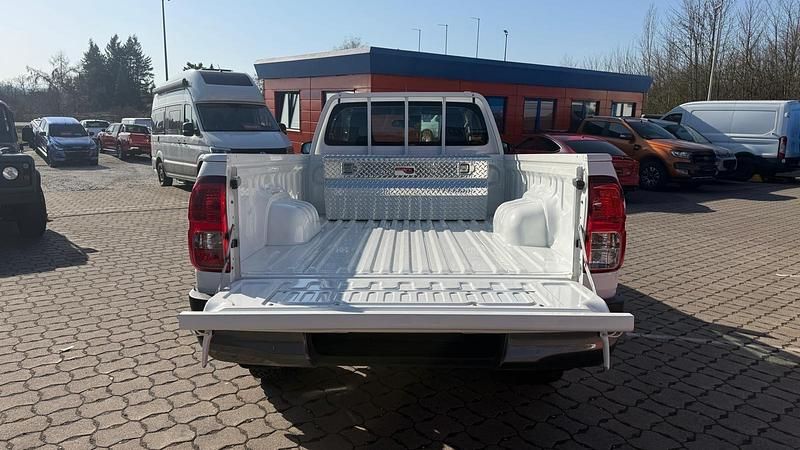Gebraucht Toyota HiLux 150 PS (110 kW) 2023 Weiß Abholung