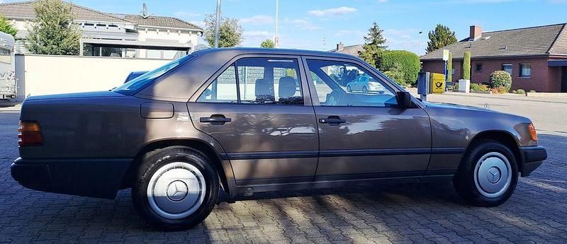 Gebraucht Mercedes E230 132 PS (97 kW) 1988 Braun Limousine