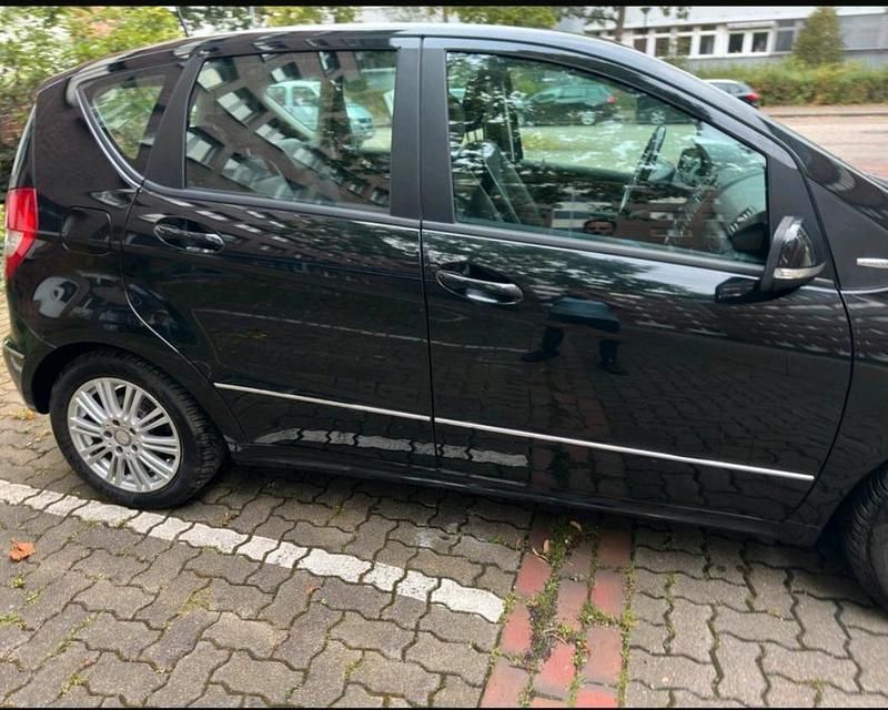 Gebraucht Mercedes A180 109 PS (80 kW) 2011 Schwarz Kleinwagen
