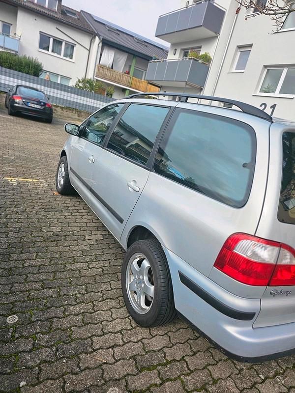 Grau Gebraucht 2025 Ford Galaxy Van / Kleinbus | 5.000 € - Bild 1/4