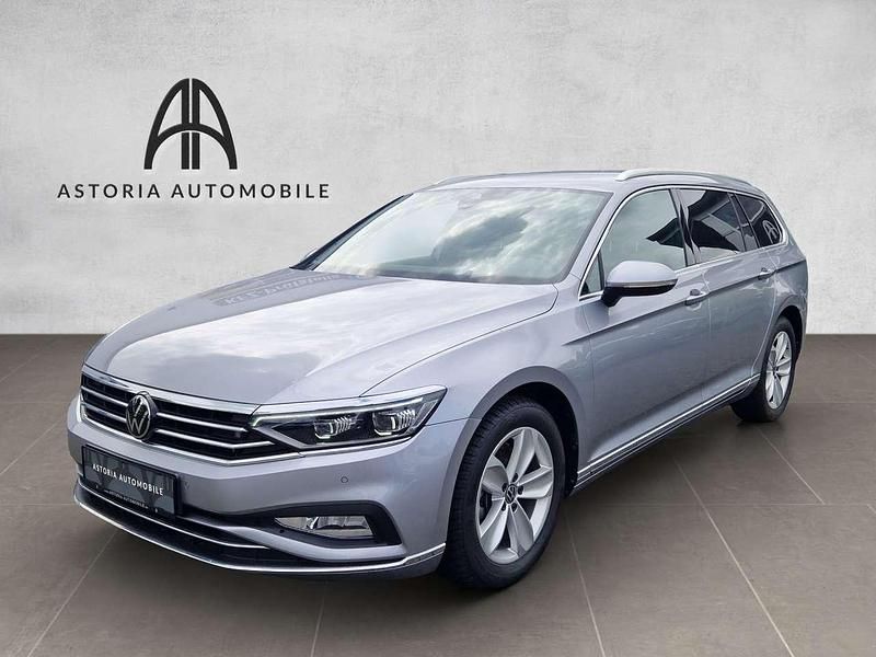 Silber Gebraucht 2023 VW Passat Elegance Kombi | 27.990 € (Fairer Preis) - Bild 1/4