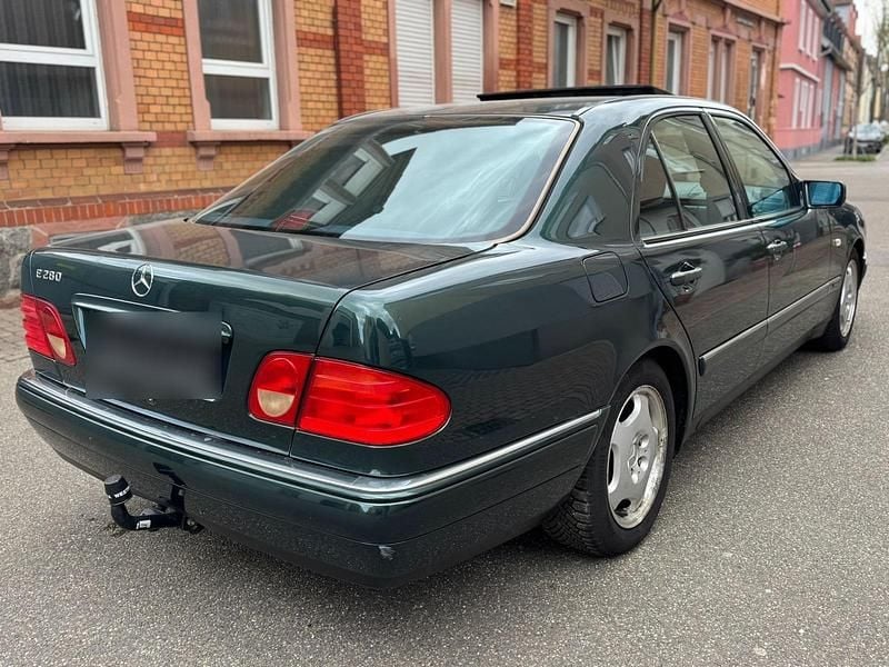 Gebraucht Mercedes E280 Avantgarde 204 PS (150 kW) 1997 Grün Limousine