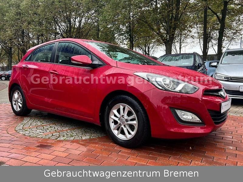 Rot Gebraucht 2014 Hyundai i30 Style Limousine | 7.490 € (Fairer Preis) - Bild 1/4