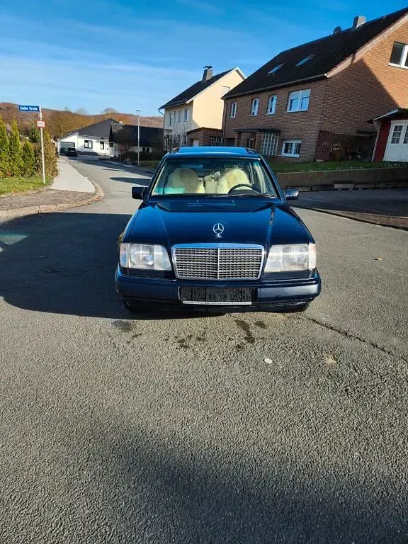 Gebraucht Mercedes E280 193 PS (141 kW) 1995 Blau Limousine