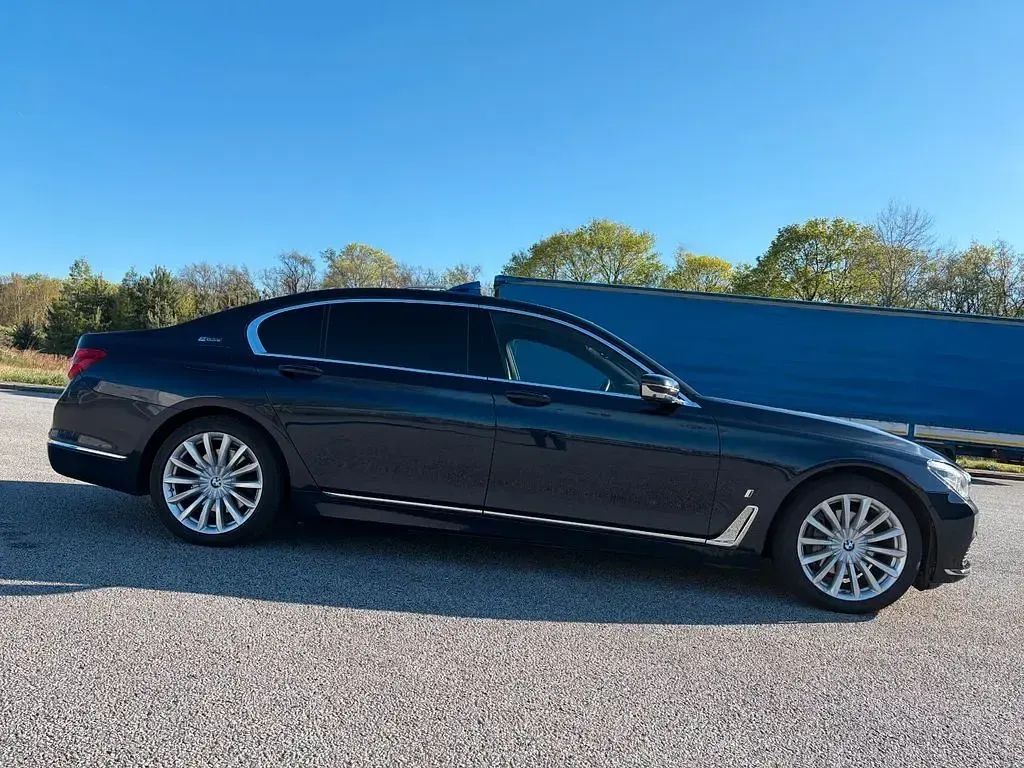 Gebraucht BMW 740 Sport Line 258 PS (189 kW) 2017 Blau Limousine