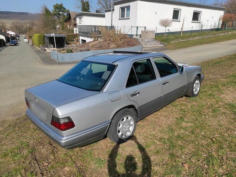 Gebraucht Mercedes E280 196 PS (144 kW) 1994 Silber Limousine