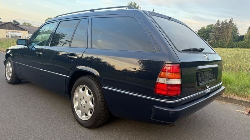 Gebraucht Mercedes E300 136 PS (100 kW) 1994 Blau Kombi