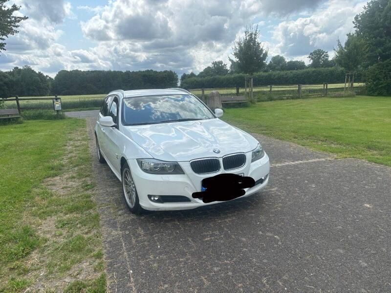 Weiß Gebraucht 2011 BMW 320 Kombi | 4.400 € (Guter Preis) - Bild 1/4