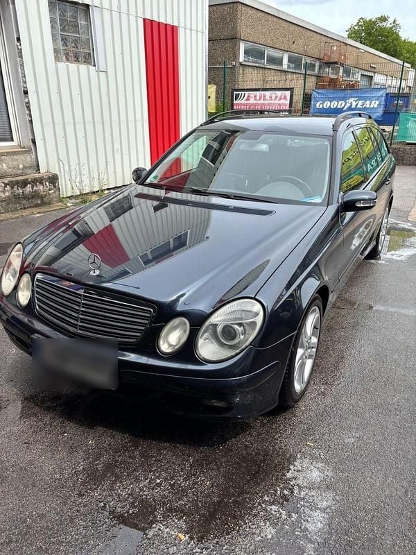Schwarz Gebraucht 2005 Mercedes E200 Classic Kombi | 3.700 € (Fairer Preis) - Bild 1/4