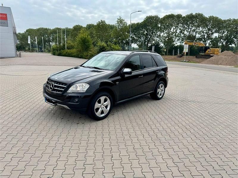 Schwarz Gebraucht 2009 Mercedes ML300 SUV | 12.990 € (Teuer) - Bild 1/4