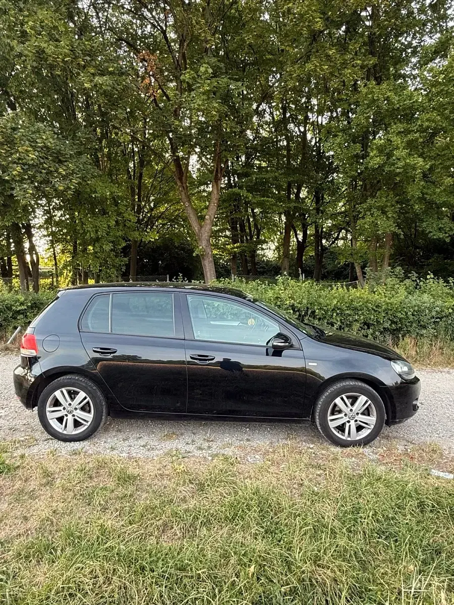 Gebraucht VW Golf VI Match 105 PS (77 kW) 2012 Schwarz Kleinwagen