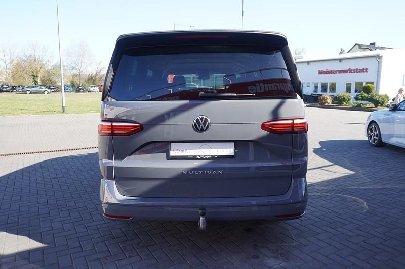 Second-hand VW Multivan Life 150 CP (110 kW) 2024 Gri Monovolum