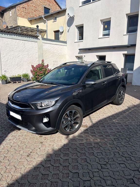Grau Gebraucht 2019 Kia Stonic Platinum Edition SUV | 14.200 € (Guter Preis) - Bild 1/4