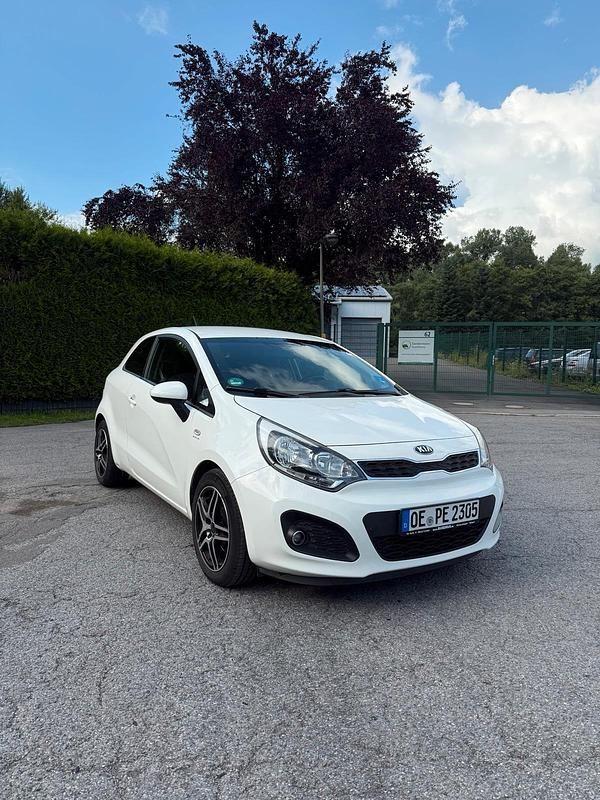 Weiß Gebraucht 2014 Kia Rio 2 Kleinwagen | 5.500 € (Fairer Preis) - Bild 1/4