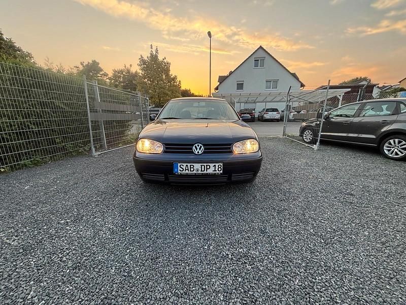 Blau Gebraucht 2000 VW Golf IV Kleinwagen | 2.400 € (Etwas zu teuer) - Bild 1/4