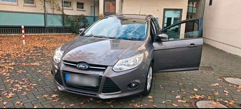 Grau Gebraucht 2011 Ford Focus Kombi | 3.800 € (Fairer Preis) - Bild 1/4