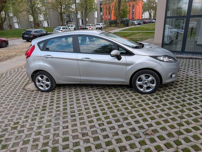 Gebraucht Ford Fiesta 82 PS (60 kW) 2010 Silber Kleinwagen