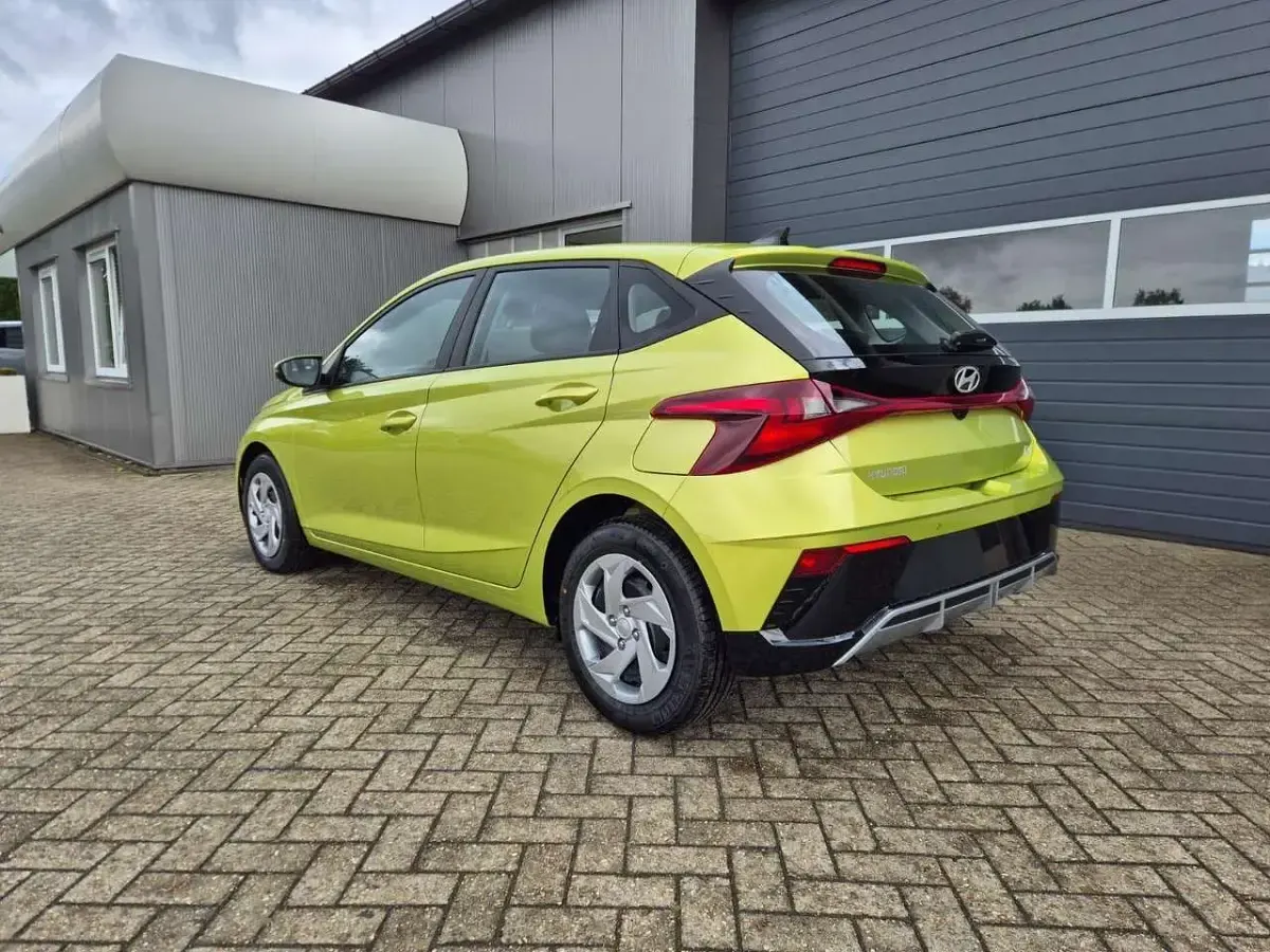 Neu Hyundai i20 90 PS (66 kW) 2026 Mangrove green Kleinwagen