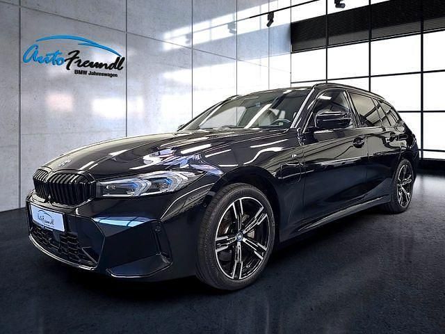 Black sapphiremetallic (metallic) Gebraucht 2024 BMW 330e M Sport Kombi | 43.999 € (Fairer Preis) - Bild 1/1